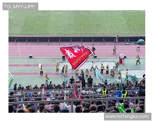 球迷热情索要足球球星签名引发互动温情瞬间全场掌声不断 球迷热情索要足球球星签名引发互动温情瞬间全场掌声不断