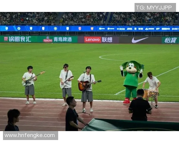 足球巨星叉腰自信姿态展现无畏风采，凝聚全场目光的瞬间